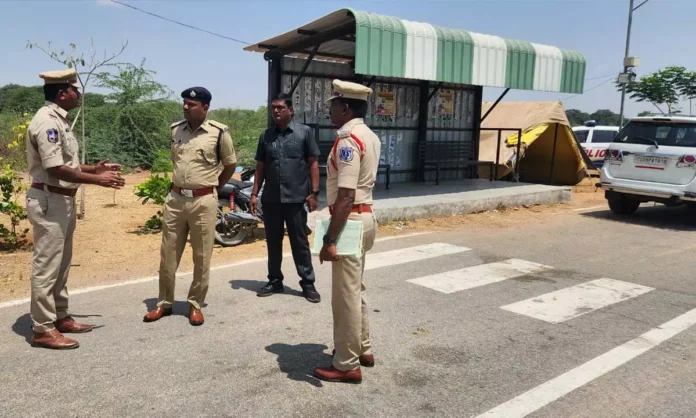 District SP Gaikwad Vaibhav Raghunath inspects inter-district check post followed by record examination at Urukonda Police Station