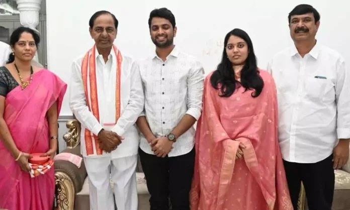 Former Chief Minister KCR bestows blessings on newlywed couple