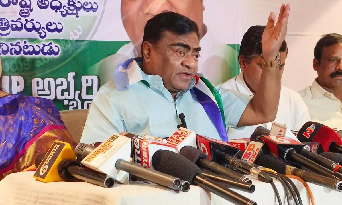 Babu Mohan declares allegiance to Praja Shanti Party