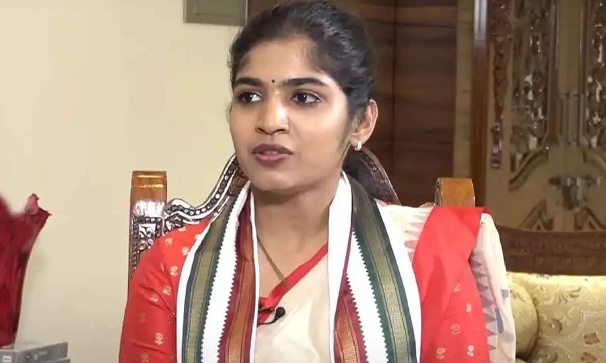 MLA Yashaswini questions Dharavath Thanda