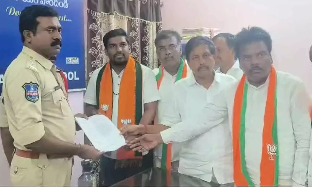 BJP MP candidate Bharat Prasad lodges police complaint against RS Praveen Kumar