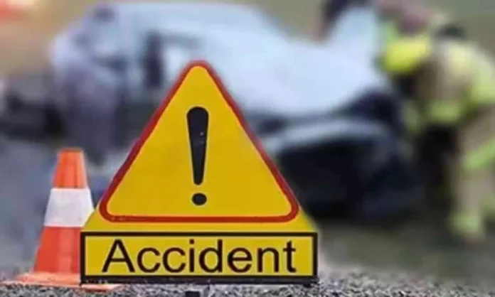 Family injured in collision between car and lorry in Dhone