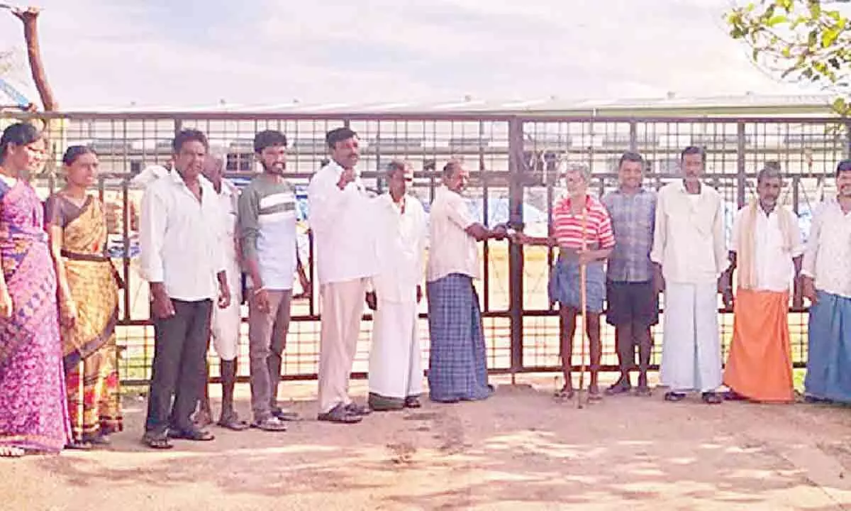 Farmers lock market in protest over delayed purchase of grains.