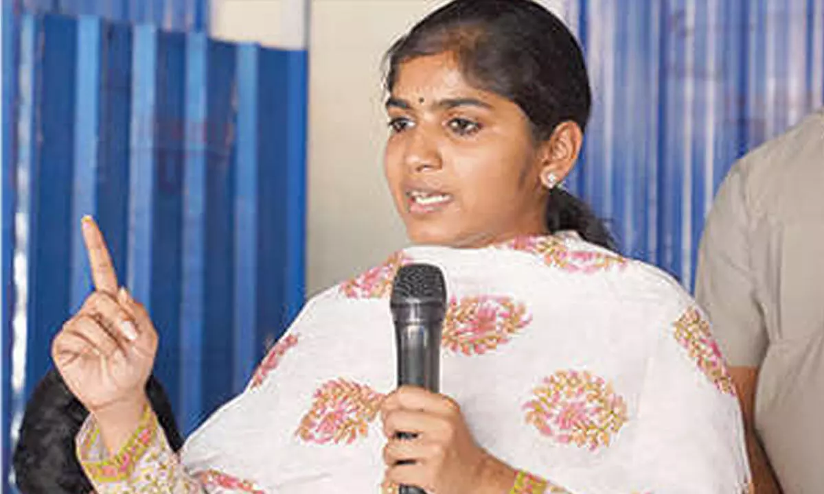 MLA Yashaswini Reddy accuses BRS of looting Telangana