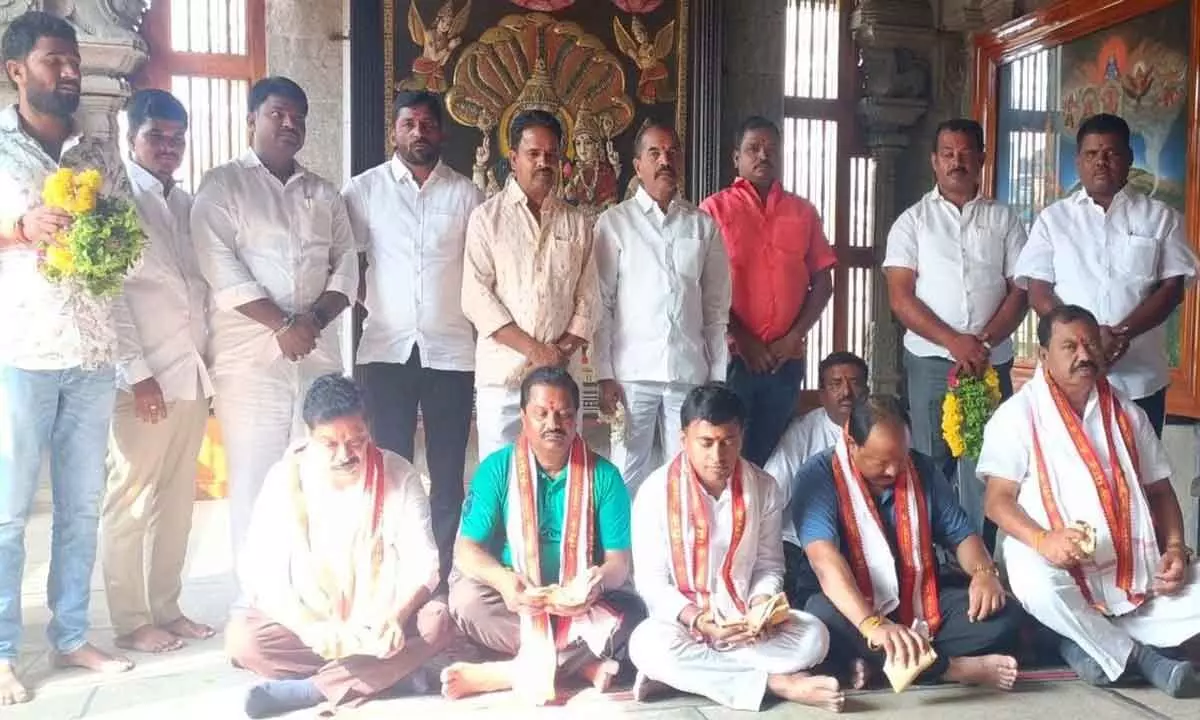 MLC candidate Rakesh seeks blessings to serve society in elections