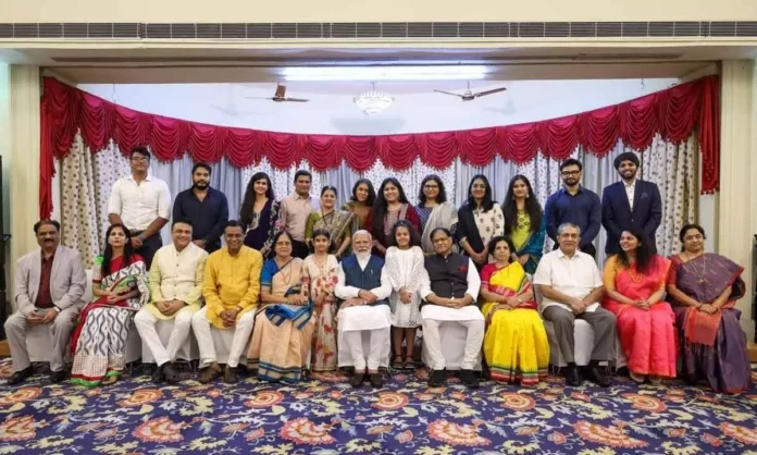 PM Modi Meets PV's Family Members at Rajbhavan