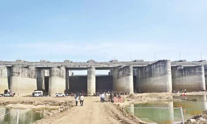 Uttam orders officials to inspect Medigadda barrage for maintenance purposes