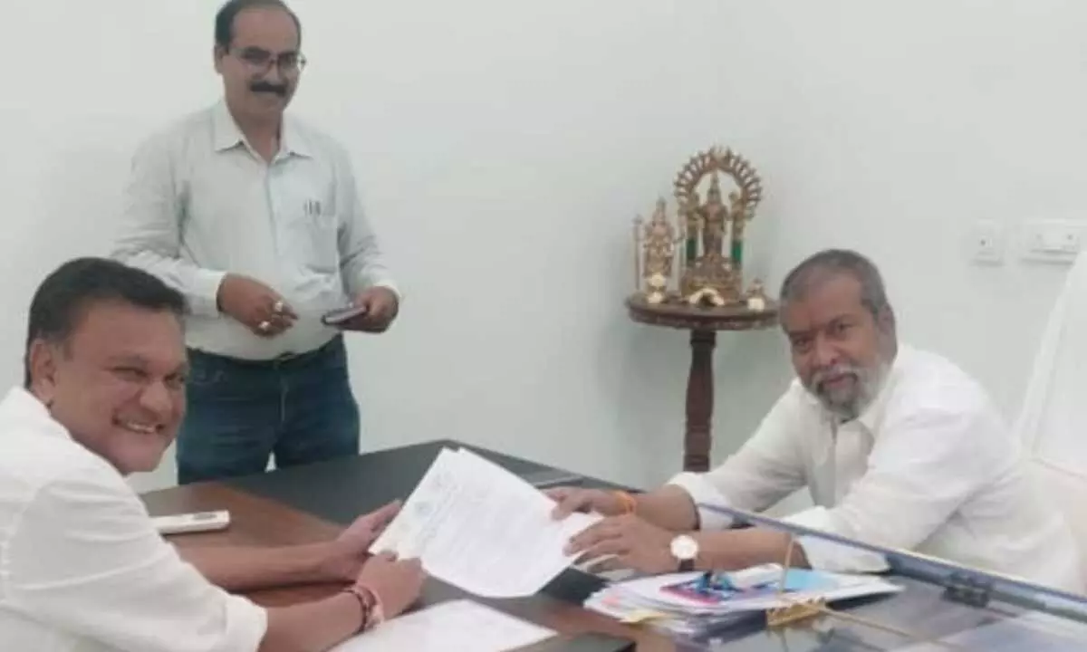 Challa Venkatramireddy, MLC, discusses health issues with Health Minister in Alampur