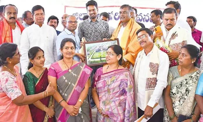 Chinnareddy praises ZP members for district development efforts