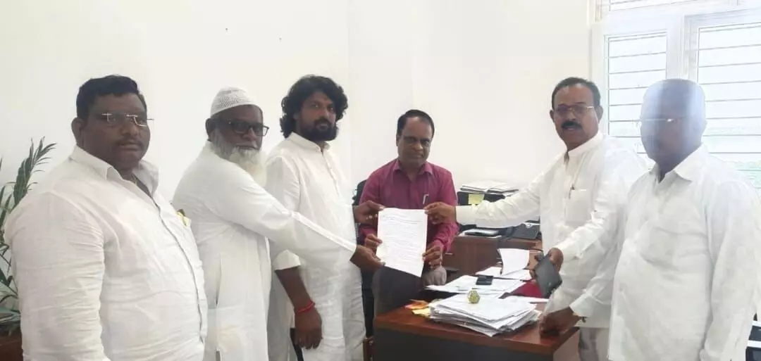 Congress party leaders lodge complaint with Chief Secretary against former Collector Vallur Kranti for corruption.