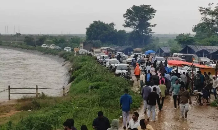 Heavy Flooding at Jurala Attracts Large Crowds