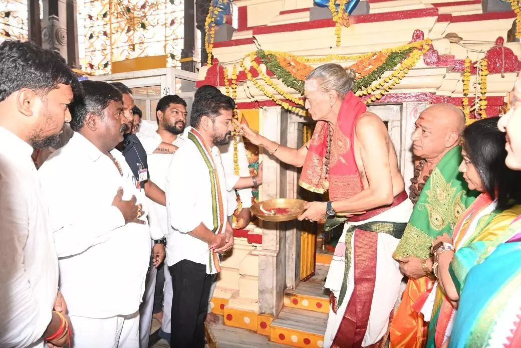 Telangana CM Revanth Reddy Visits Secunderabad Ujjain Mahankali Temple for Prayers