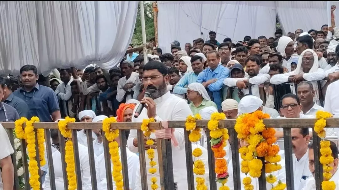 AICC Secretary Dr. SA Sampath Kumar Offers Condolences at Funeral of Maharashtra MP Vasantrao Chauhan