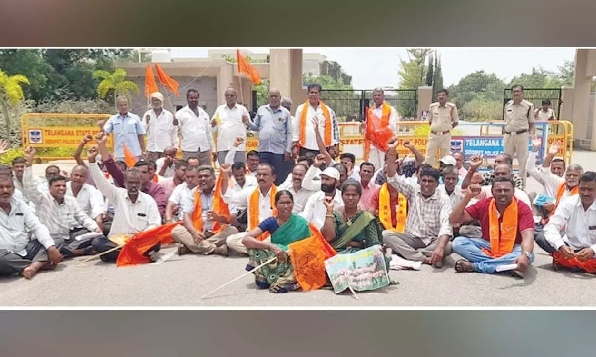 Farmers hold protest at Collectorate