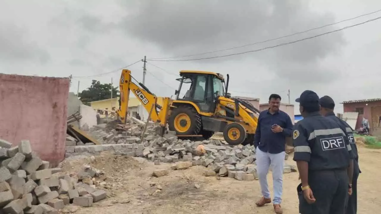 HYDRAA Takes Down 52 Unauthorized Structures at Chintala Pond