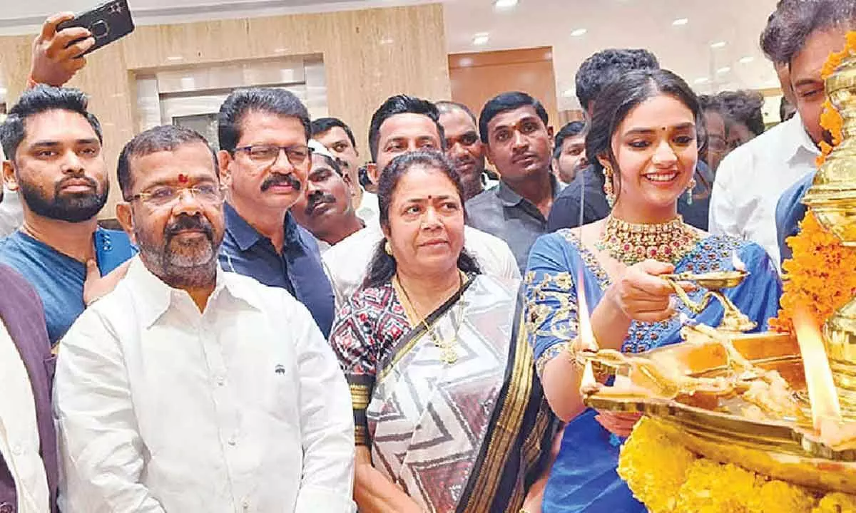 Jos Alukkas Creates Stir in Warangal