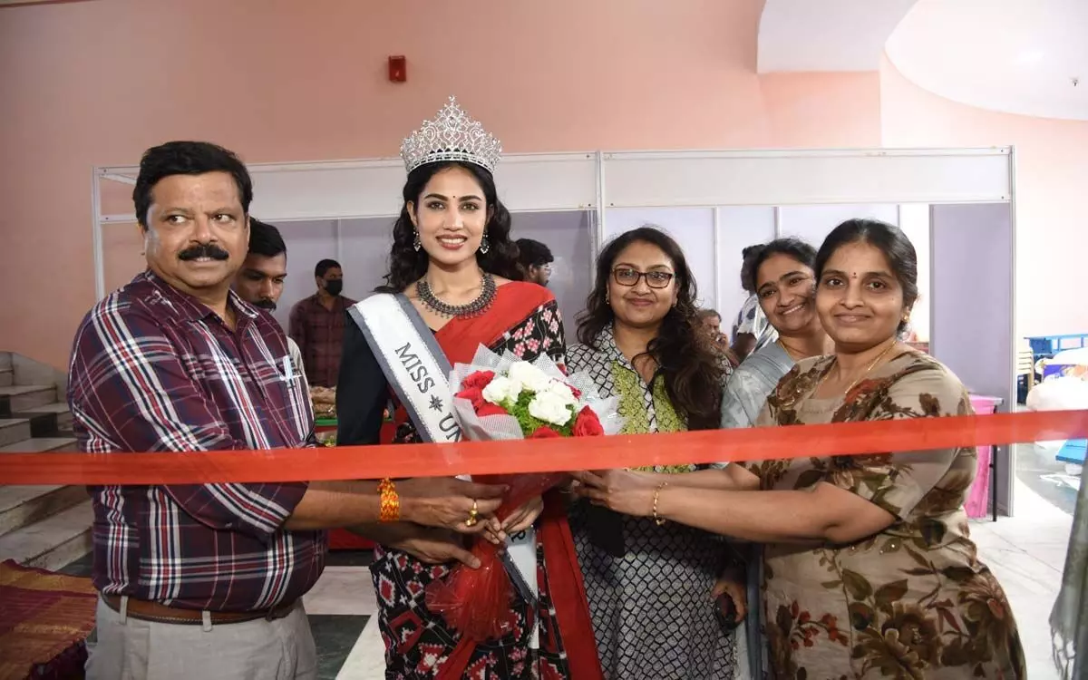 Miss Universe Andhra Pradesh Chandana Jayaram Inaugurates Handloom Expo "Hand to Hand"