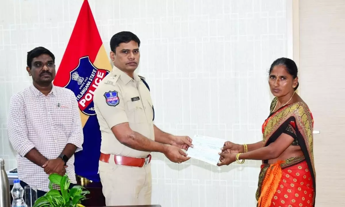 SP Shri T. Srinivas Rao Presents Check to Family of Fallen Police Officer