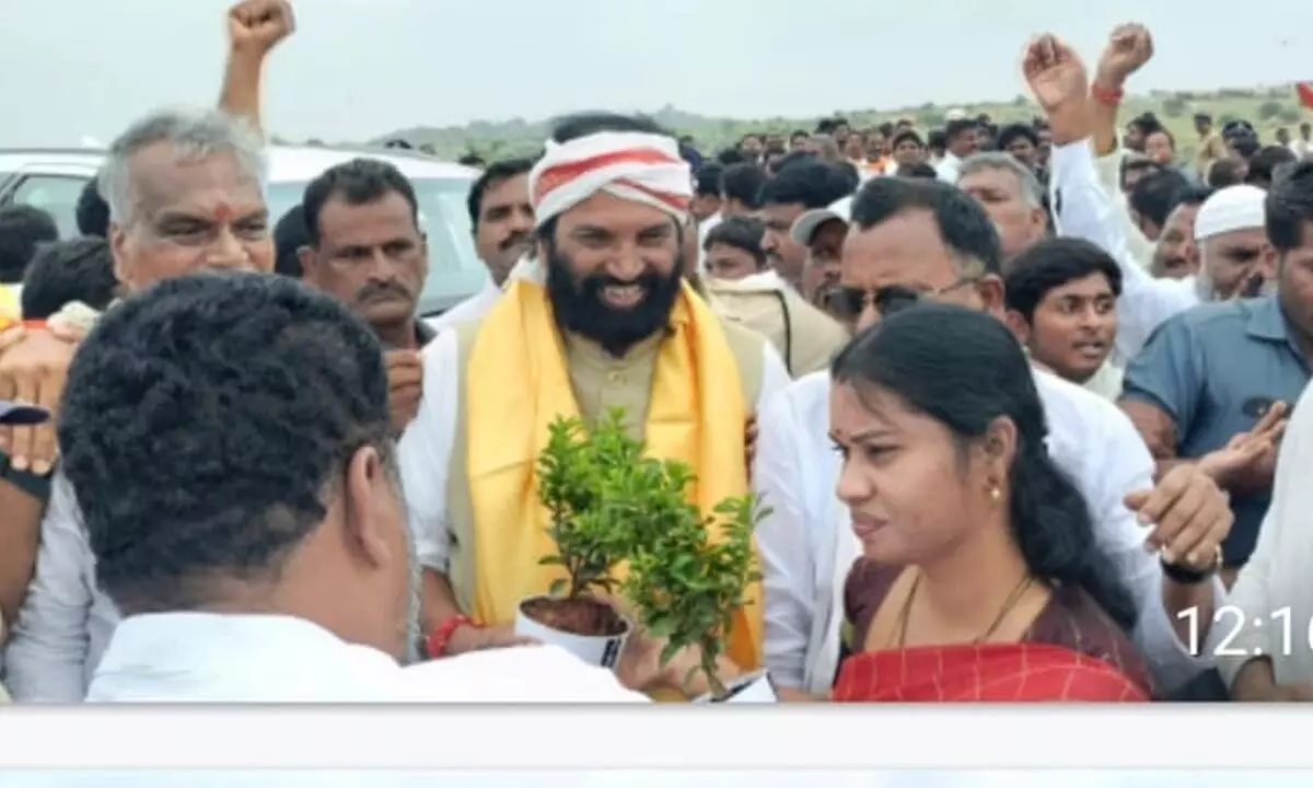 Former ZP Chairperson Saritha Tirupatayya Extends Warm Welcome to Uttam Kumar Reddy