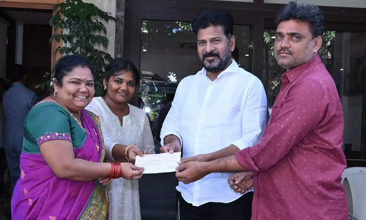 Kumari Aunty Contributes Rs 50,000 to Telangana CM's Relief Fund