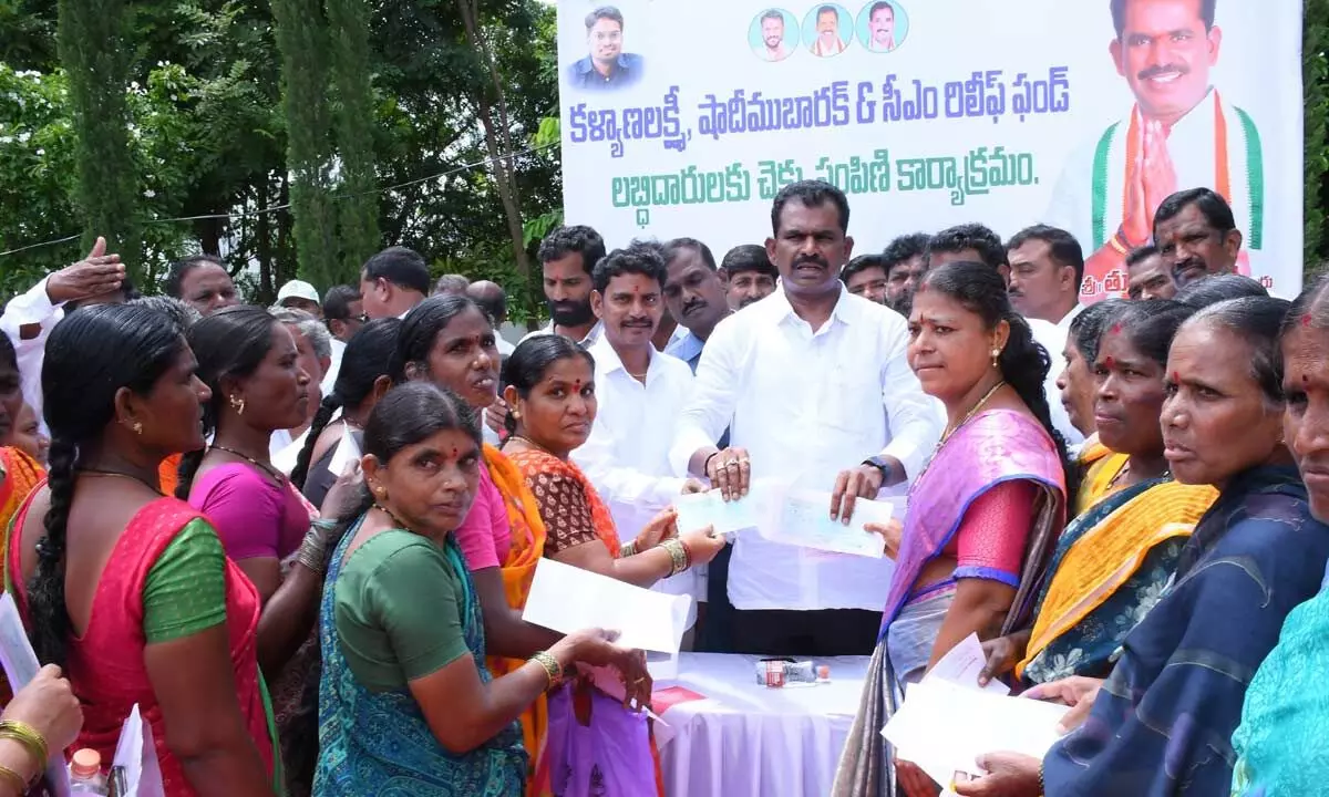 MLA Hands Out KL and SM Cheques