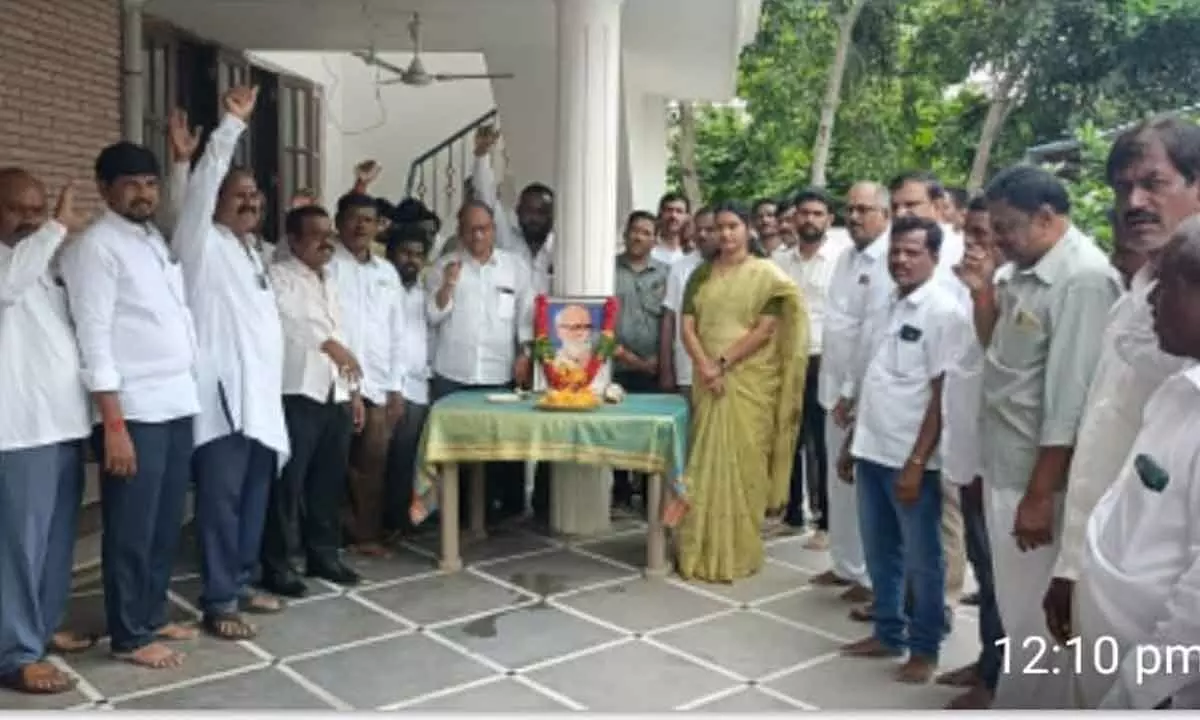 Poet Kaloji Narayana Rao, Advocate for the Telangana Dialect, Honored by Former ZP Chairperson and Congress Gadwal In-Charge Sarithamma.