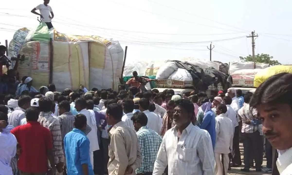 Adilabad Cotton Farmers Call Off Protest Following Price Agreement