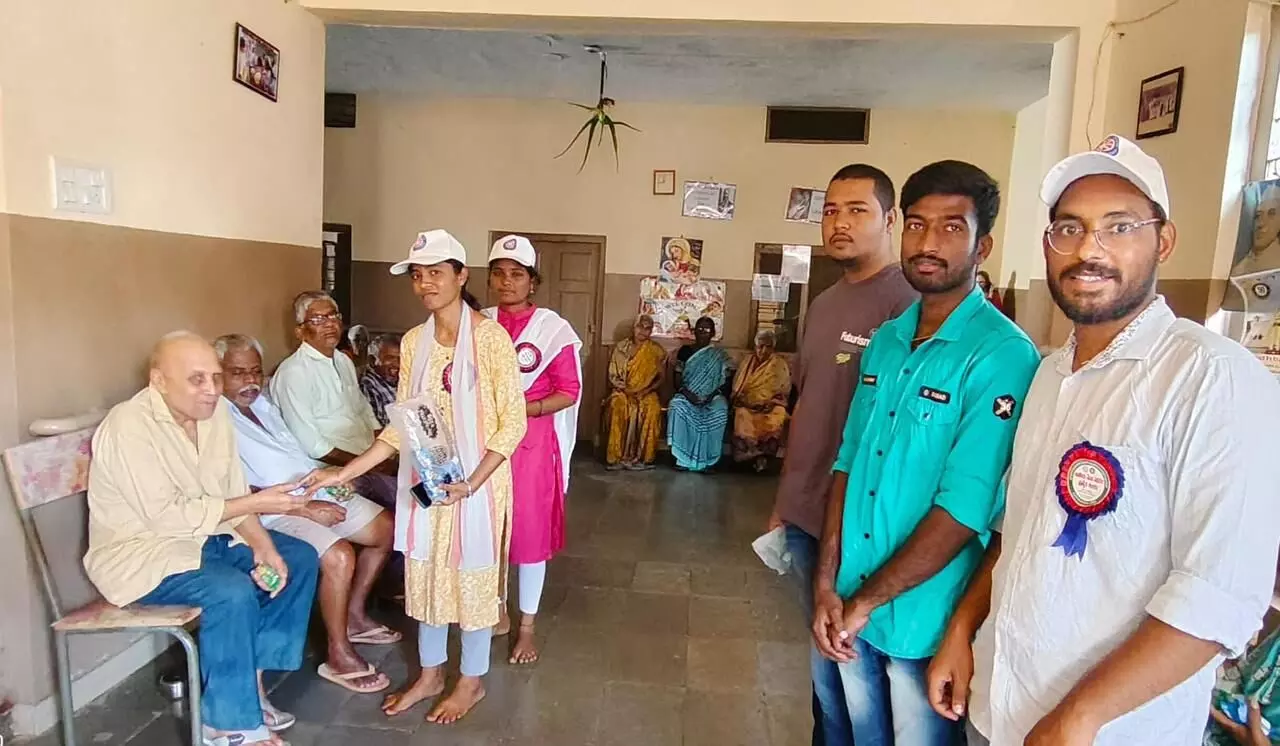 Agriculture College Students Provide Food to Elderly During NSS Camp