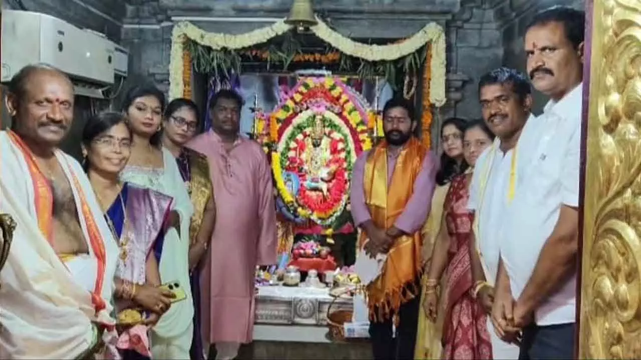 Annapurna Devi Darshan Held at Vasavi Temple During Sharannavaratri