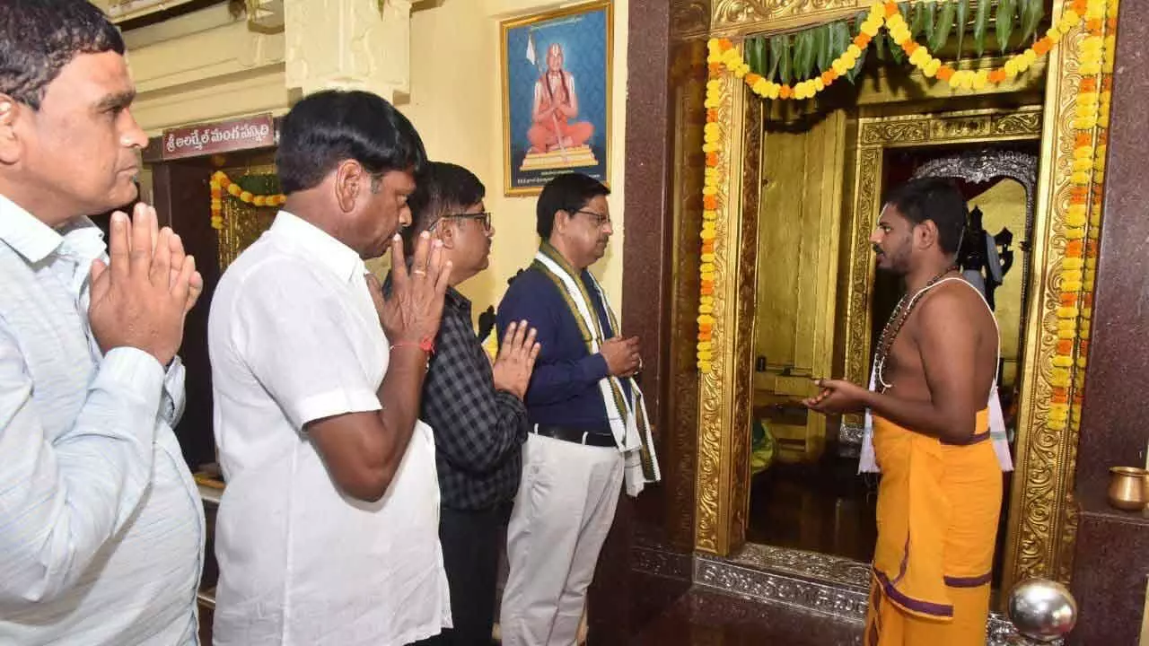 "Chairman of Higher Education Council, Balakrishna Reddy, Visits Vatten Venkateswara Swamy Temple"