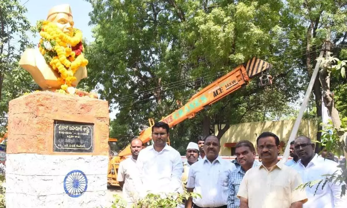 "District Collector B.M. Santosh Pays Tribute to Mahatma Gandhi: The Leader Who Achieved Freedom Through Non-Violence"