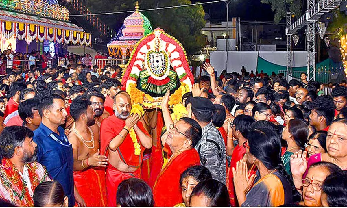 Maha Shakthi Appears in Saraswathi Avatar on Day 7