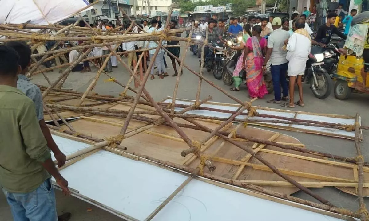 Massive Cutout Collapses in Gadwal, Injuring Woman: Locals Condemn Rising Self-Promotion Trend