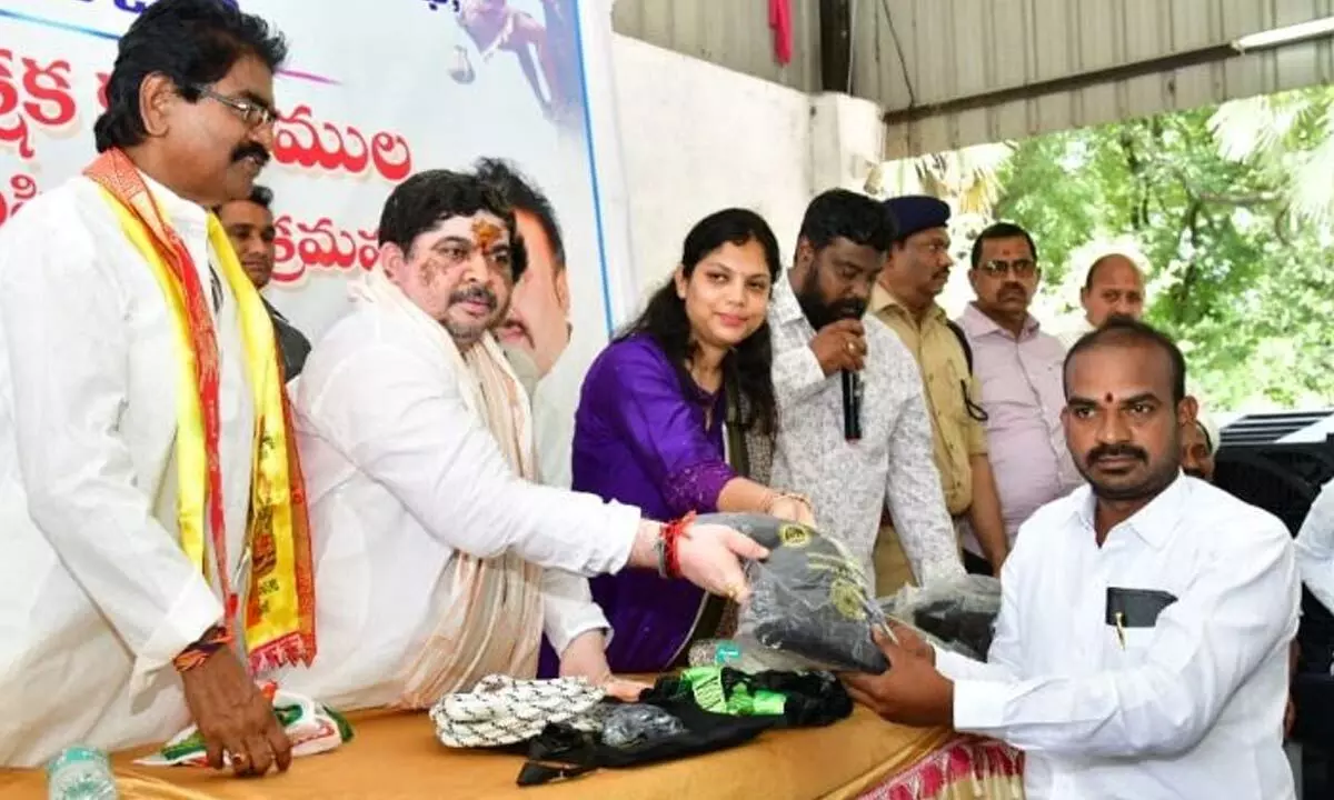 Safety Kits Provided to Toddy Tappers