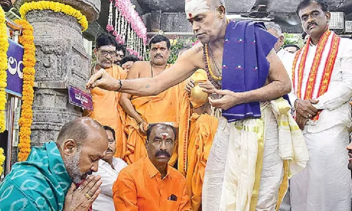 Union Minister Bandi Sanjay performs puja at Rajanna Temple