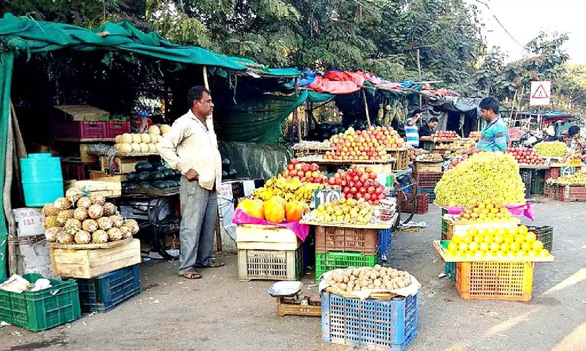 Vendors Take Over Pavements, Causing Struggles for Pedestrians