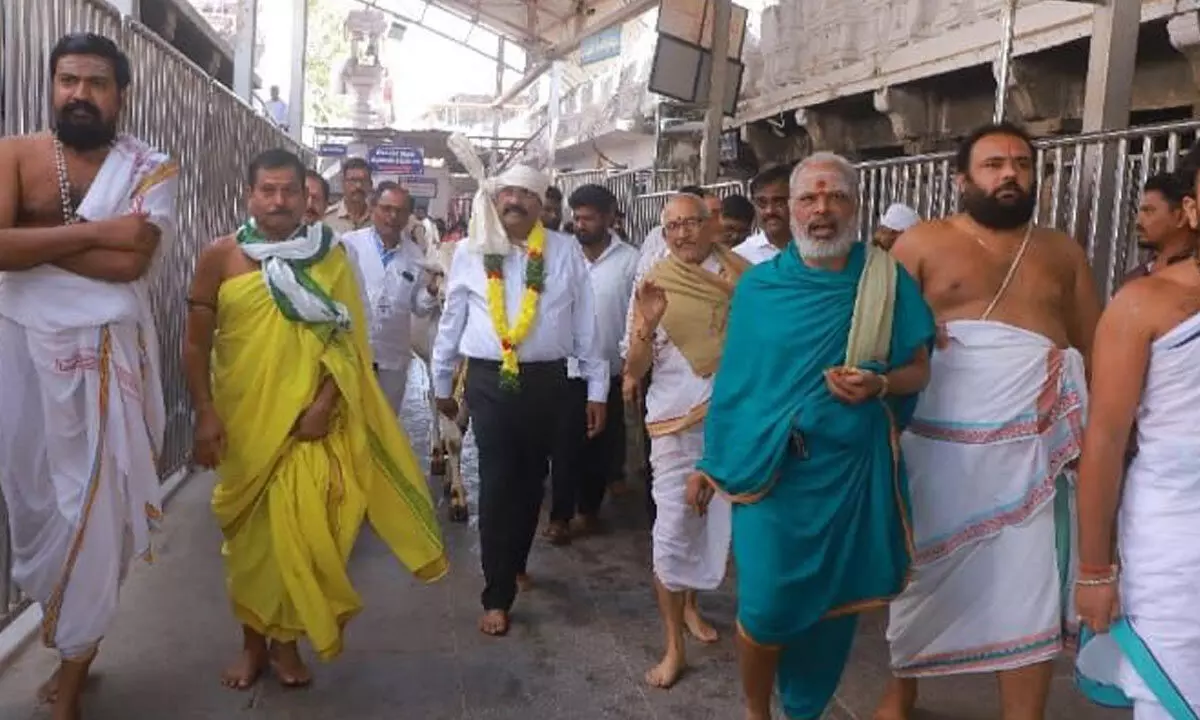 Endowment Commissioner Sridhar Pays Visit to Rajanna Temple