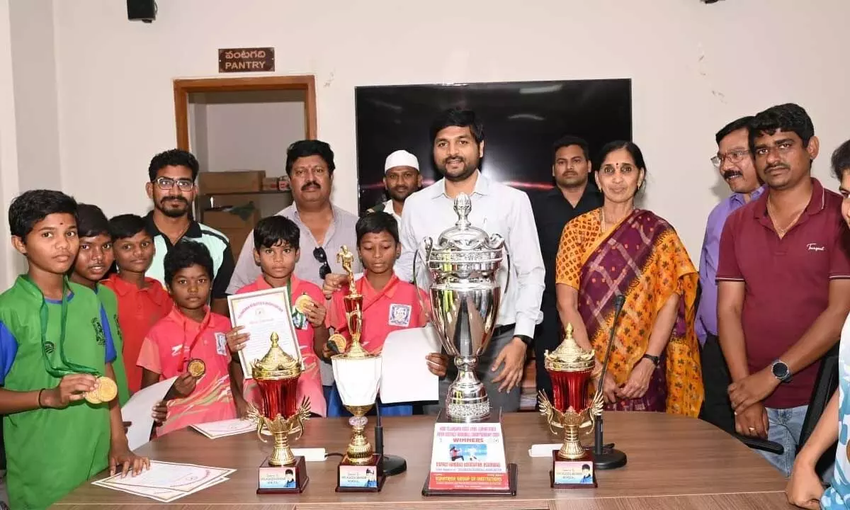 Collector honors students for handball competition victory