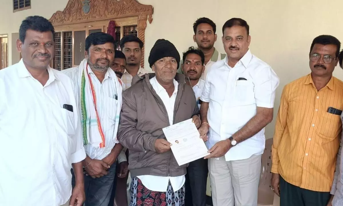 Congress leaders hand out CMRF cheques