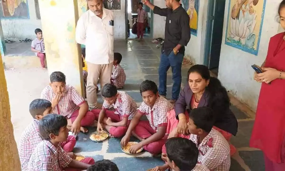 District Judge Ganta Kavitha Devi Visits Gadwal Government School for Surprise Inspection