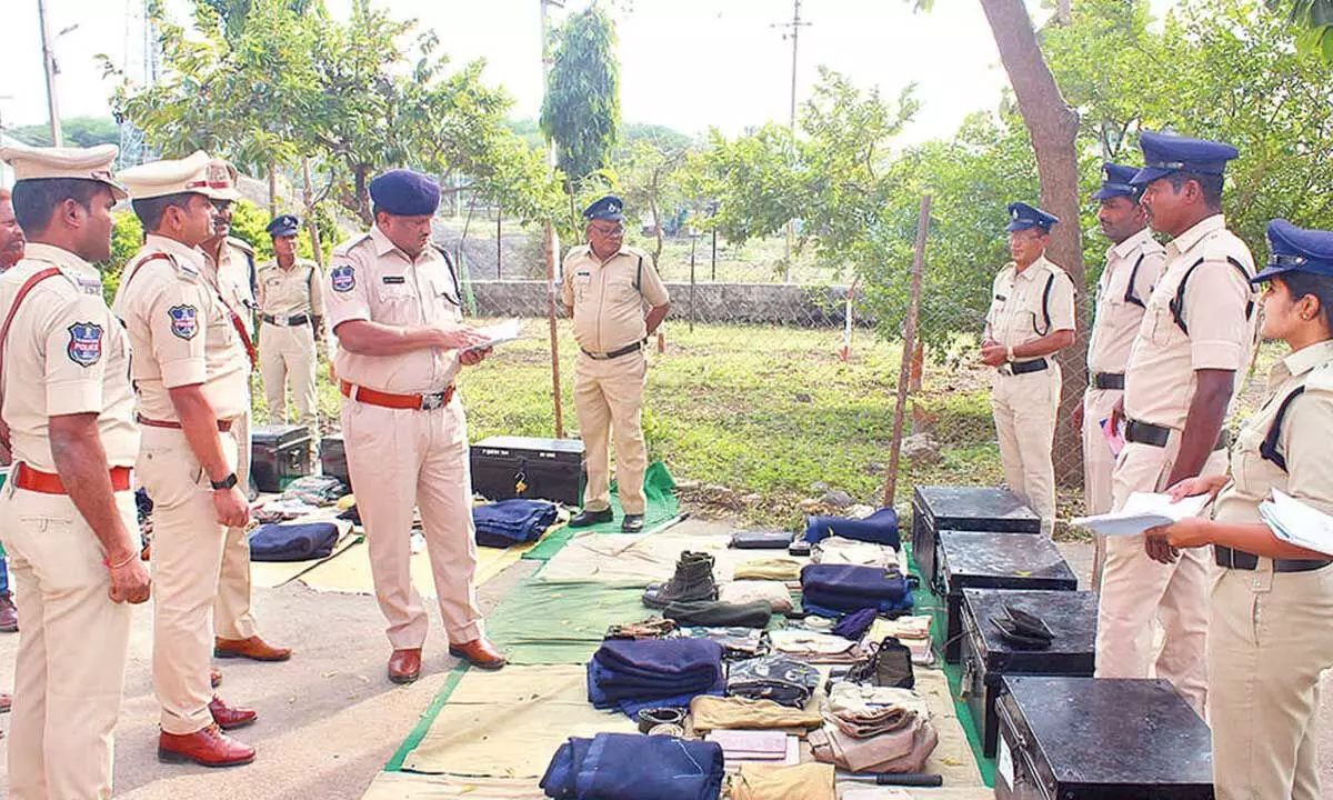 District SP visits Kerameri police station