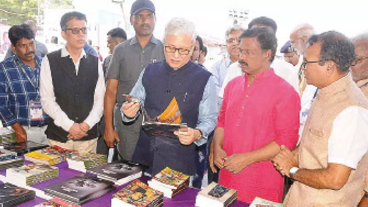 Hyderabad: Governor encourages gifting books instead of bouquets