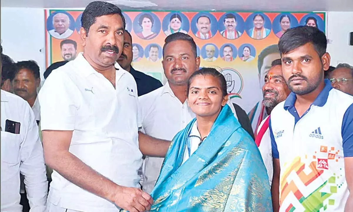 MLA Nagaraju honors boxer Chandan