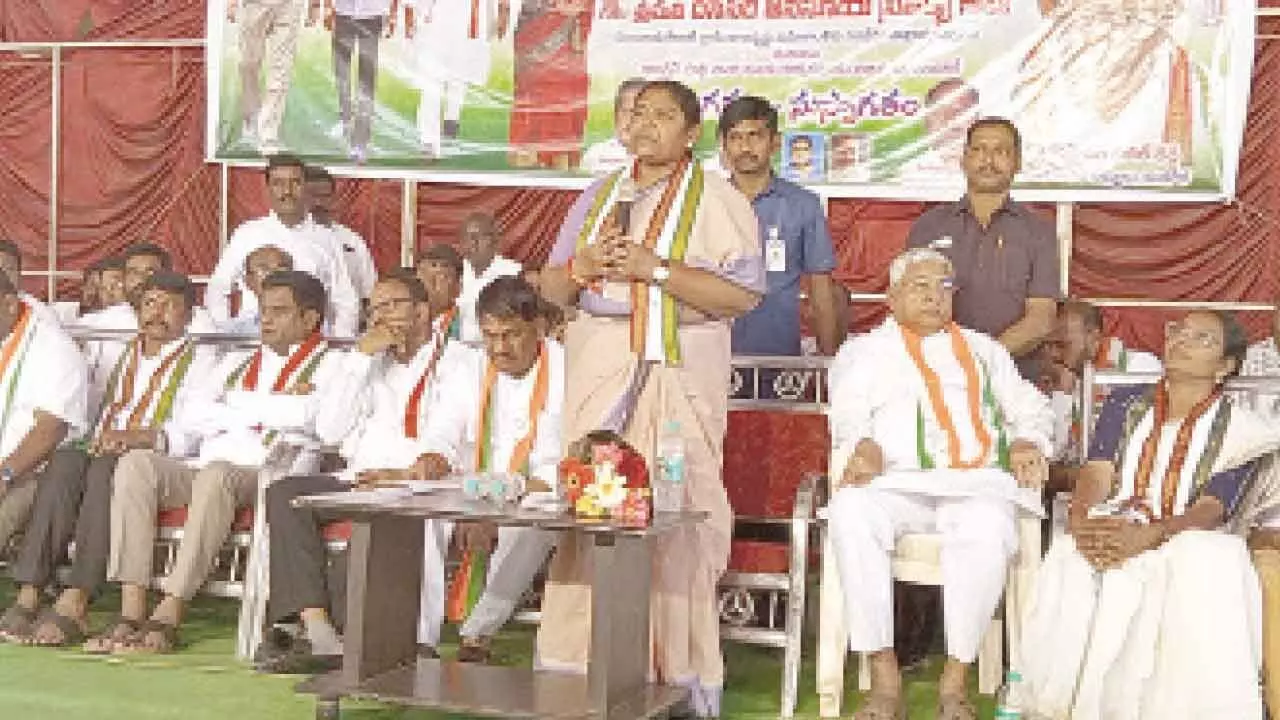 Seethakka urges Congress workers to counter opposition propaganda in villages