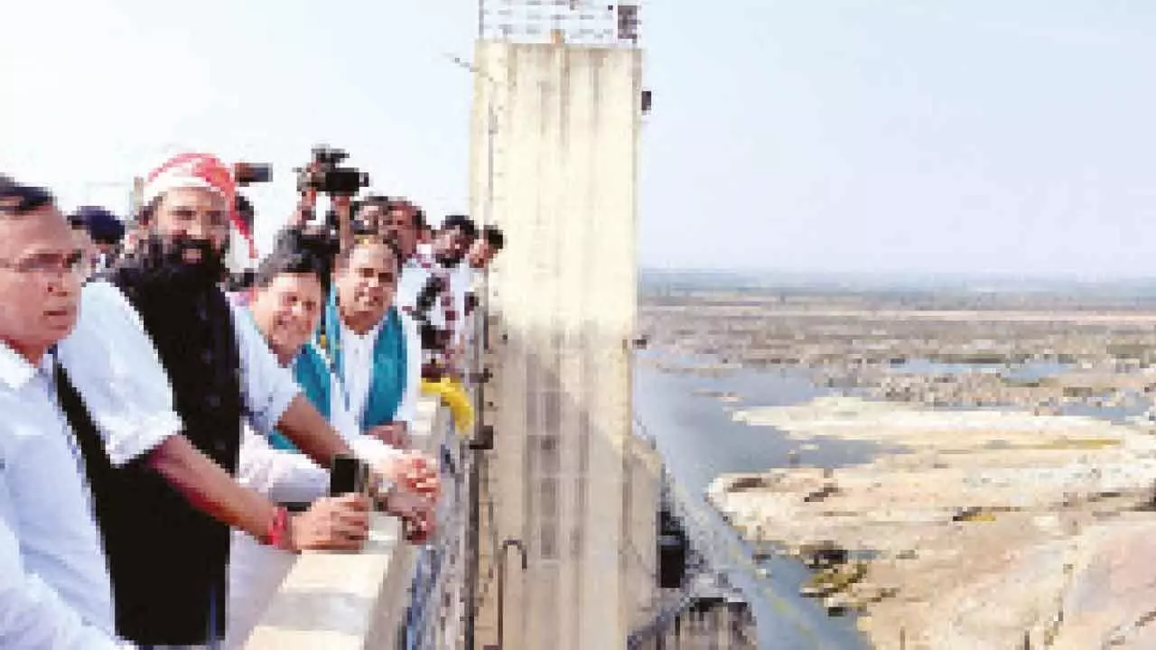 Uttam opens Nizam Sagar water supply for Rabi crops