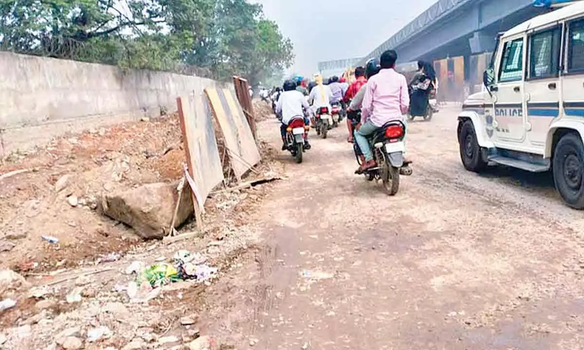 Zoo Park-Aramghar underpass in poor condition, posing risks to commuters