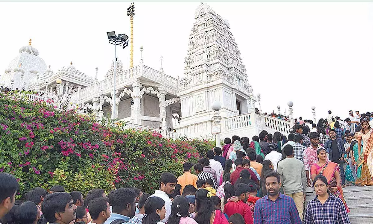 Crowds of devotees visit temples on New Year's Day