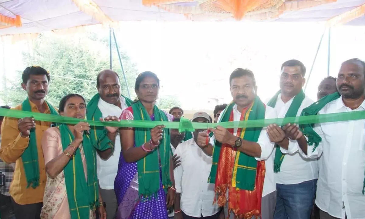 Kavvampalli promises to build a warehouse in Pachhunur