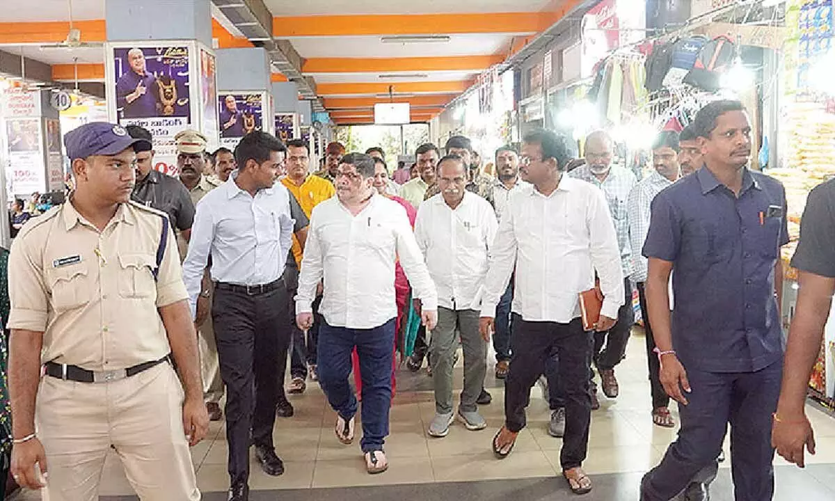 Minister Ponnam pays unexpected visit to Jubilee Bus Station