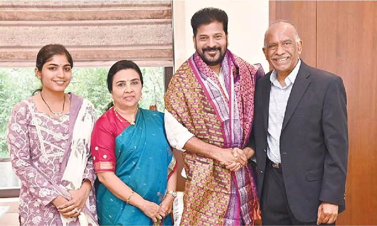 MLA Yasaswini visits CM with family